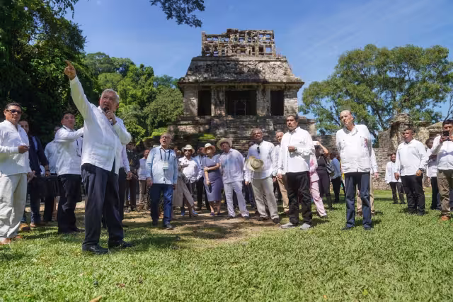 AMLO encabezó el recorrido como el Presidente anfitrión