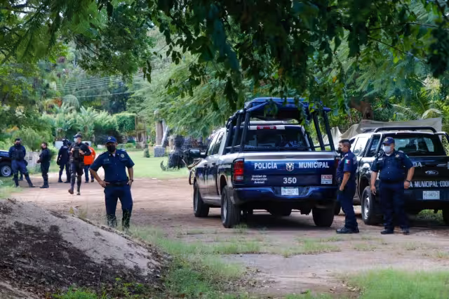 Al menos ocho policías en cuatro patrullas llegaron a la perrera municipal de Mérida