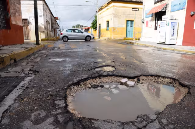 Baches en calles y avenidas, una constante citadina