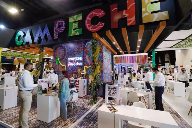 El stand de Campeche lucia con colores vivos que apelaban a su cultura