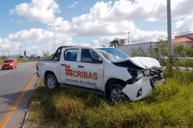 En el percance también participó una camioneta, la cual quedó con más daños