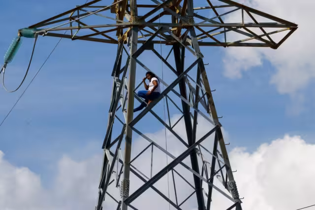 La mujer estuvo más de 6 horas arriba de la torre