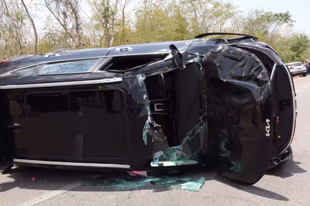 La unidad volcada resultó con graves daños materiales