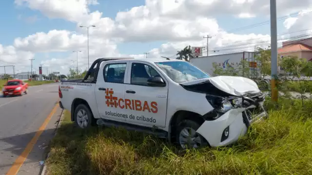En el percance también participó una camioneta, la cual quedó con más daños