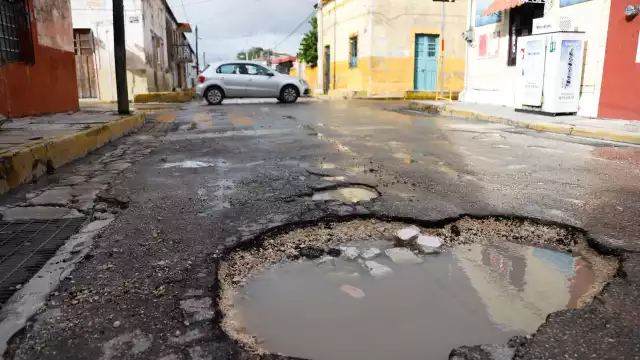 Baches en calles y avenidas, una constante citadina