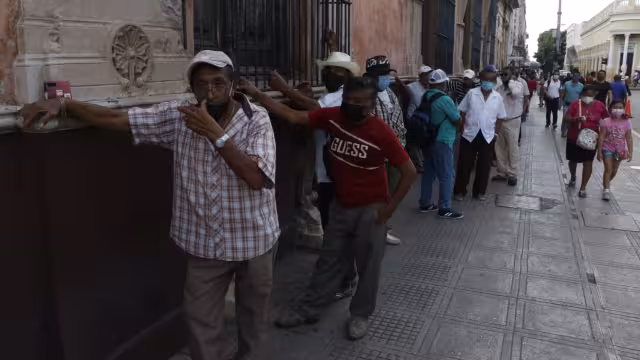 La fila daba la vuelta a la manzana, ante los intentos rayos del sol