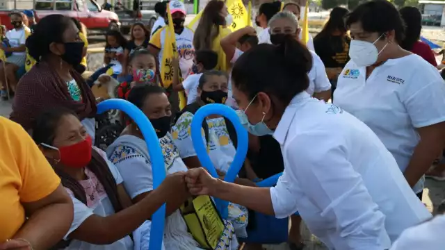 Carmen Ordaz en su visita por Samahil, Hoctún y Tahmek, escuchó a las mujeres y hombres