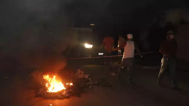 Bloquean vialidad por falta de energía eléctrica en fraccionamiento de Mérida: EN VIVO