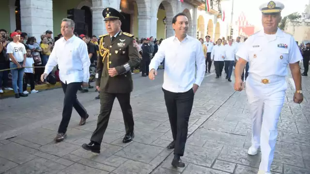 El gobernador Mauricio Vila participó en el desfile en Mérida
