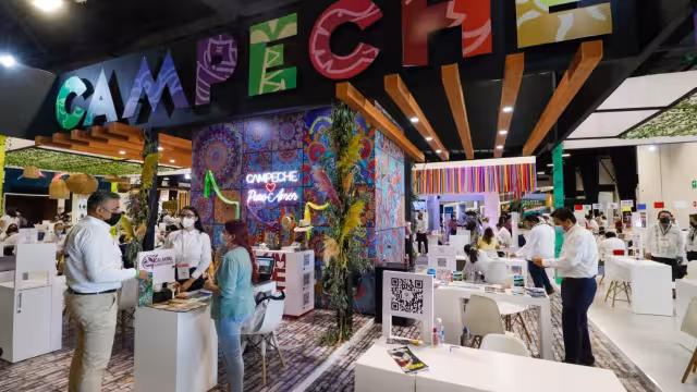 El stand de Campeche lucia con colores vivos que apelaban a su cultura