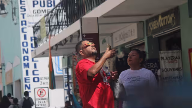 Miles de personas salieron a las calles a presenciar el Eclipse solar 2023 en la Península de Yucatán
