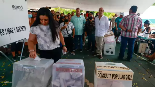 La alcaldesa de Puerto Morelos, Blanca Merari Tziu Muñoz, acudió a votar este domingo