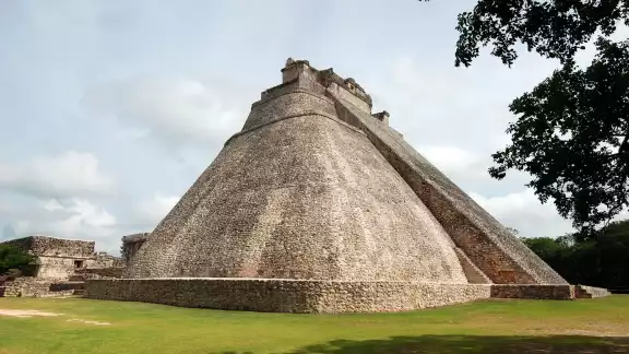 Uxmal es sin duda el asentamiento más representativo de la arquitectura de la Región Puuc Uxmal es sin duda el asentamiento más representativo de la arquitectura de la Región Puuc