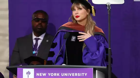 Taylor Swift fue reconocida por la Universidad de Nueva York Taylor Swift fue reconocida por la Universidad de Nueva York