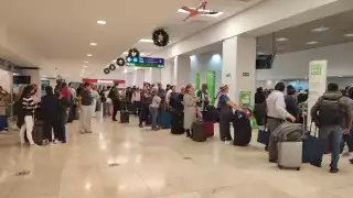 Se registraron largas filas ante la tardía apertura de VivaAerobús en el aeropuerto de Mérida