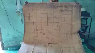 Con planos y documentos, Julio Medina mostró los límites de los terrenos que les pertenecen; aseguró que todos los dueños son campesinos