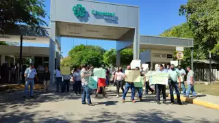 El grupo de trabajadores se plantó afuera de las oficinas del Cinvestav en Mérida