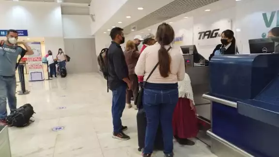 Migración aseguró que la joven podría abordar el avión aunque el pasaporte está vencido Migración aseguró que la joven podría abordar el avión aunque el pasaporte está vencido