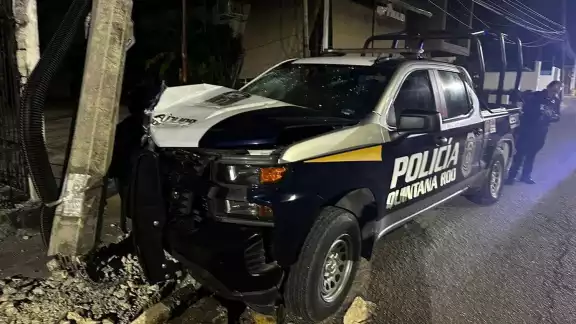 Testigos señalaron que circulaba a exceso de velocidad; los ocupantes no resultaron heridos