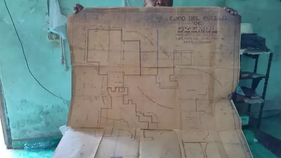 Con planos y documentos, Julio Medina mostró los límites de los terrenos que les pertenecen; aseguró que todos los dueños son campesinos Con planos y documentos, Julio Medina mostró los límites de los terrenos que les pertenecen; aseguró que todos los dueños son campesinos