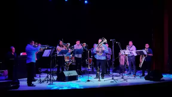 Faustino Díaz engalanó el escenario con su música Faustino Díaz engalanó el escenario con su música