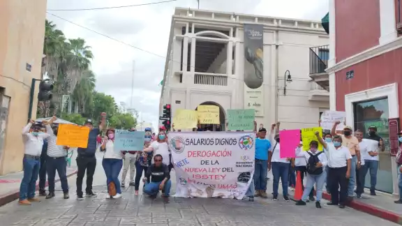 Maestros piden la intervención de las autoridades estatales para el aumento en sus salarios Maestros piden la intervención de las autoridades estatales para el aumento en sus salarios