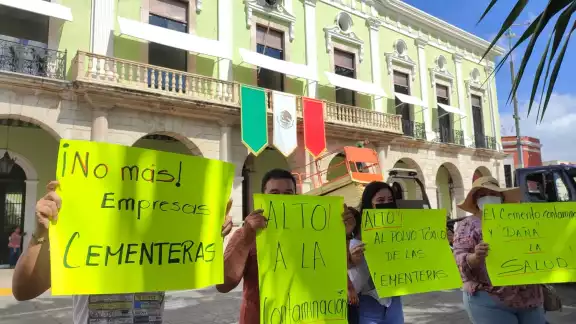 Entre pancartas, los vecinos piden que no se den permisos para la construcción de cementeras Entre pancartas, los vecinos piden que no se den permisos para la construcción de cementeras