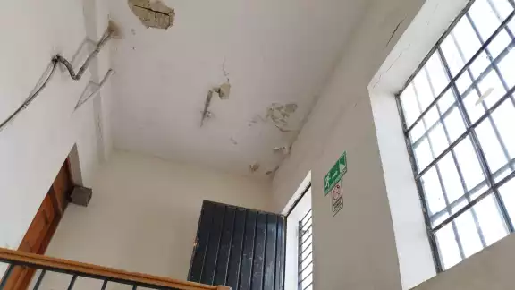 Empleados de la UADY manifestaron su preocupación ante las condiciones del inmueble por el peligro que representa a los alumnos