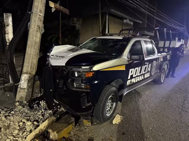 Testigos señalaron que circulaba a exceso de velocidad; los ocupantes no resultaron heridos