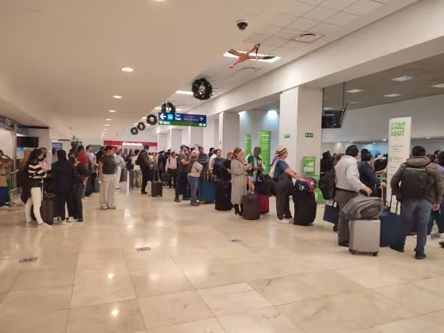 Se registraron largas filas ante la tardía apertura de VivaAerobús en el aeropuerto de Mérida