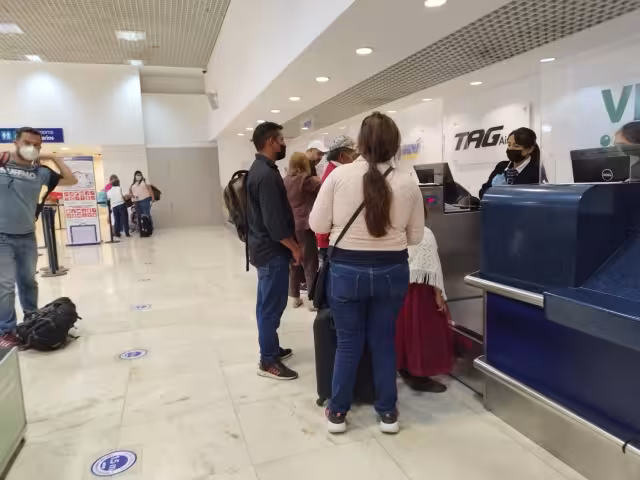Migración aseguró que la joven podría abordar el avión aunque el pasaporte está vencido