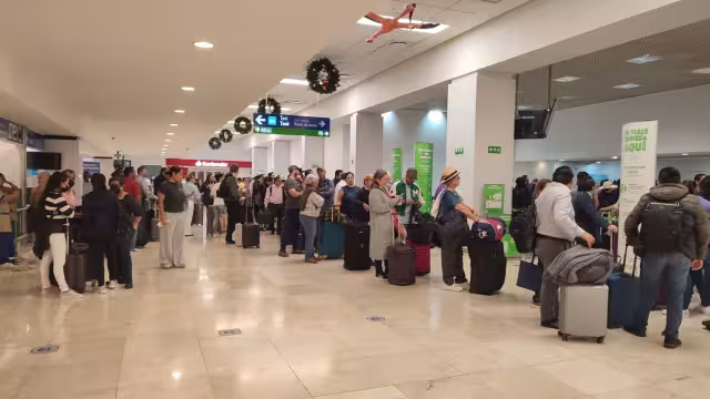 Se registraron largas filas ante la tardía apertura de VivaAerobús en el aeropuerto de Mérida