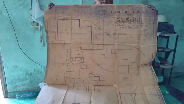 Con planos y documentos, Julio Medina mostró los límites de los terrenos que les pertenecen; aseguró que todos los dueños son campesinos