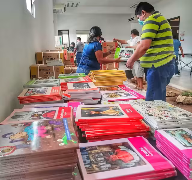 Padres de familia acudieron a recibir el material escolar que servirá para los estudiantes este ciclo escolar 2021-2022