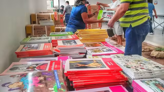 Padres de familia acudieron a recibir el material escolar que servirá para los estudiantes este ciclo escolar 2021-2022