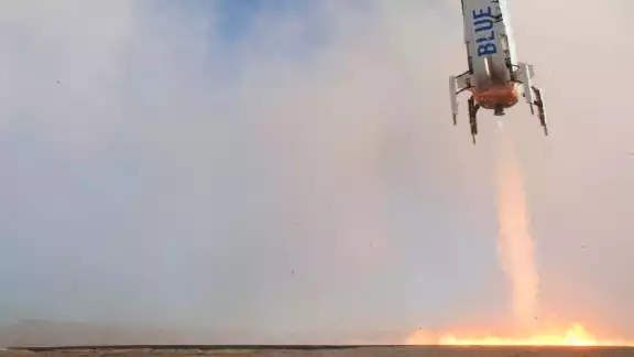 La compañía espacial Blue Origin llevará al hombre más rico del mundo en el primer viaje turístico espacial