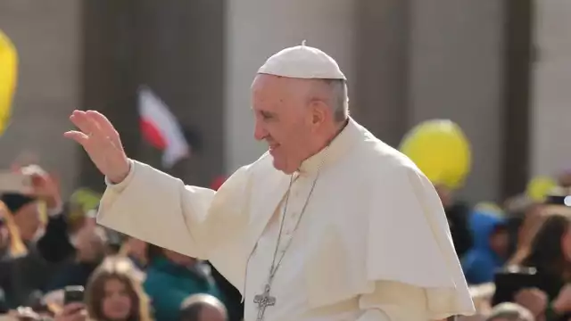 El Vaticano establecen mantener la mascarilla en interior y espacios abiertos. Foto: Twitter del Papa Francisco