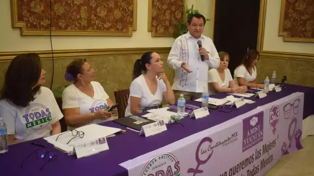 Joaquín Díaz Mena presentó su programa para erradicar la violencia contra la mujer