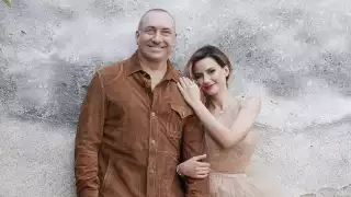 Altair Jarabo compartió el momento con una divertida foto en la que alza su ramo de flores en señal de victoria