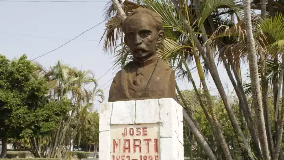 La ceremonia a José Martí se realiza en el Parque Las Américas