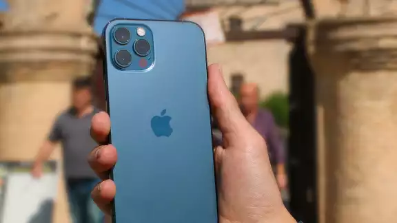 Un joven logra comprar un iPhone 12 con la beca del Gobierno federal Un joven logra comprar un iPhone 12 con la beca del Gobierno federal