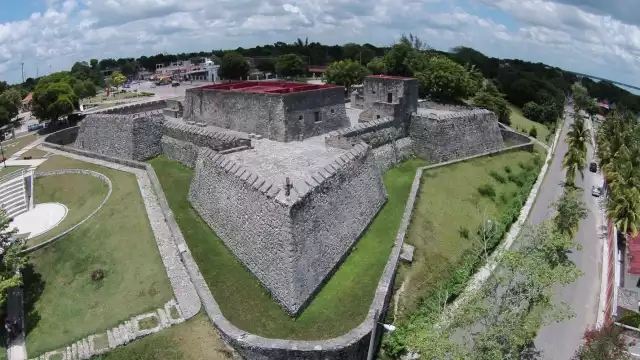 Construido en el siglo XVIII, específicamente en 1733, este fuerte fue edificado por orden del entonces gobernador de Yucatán