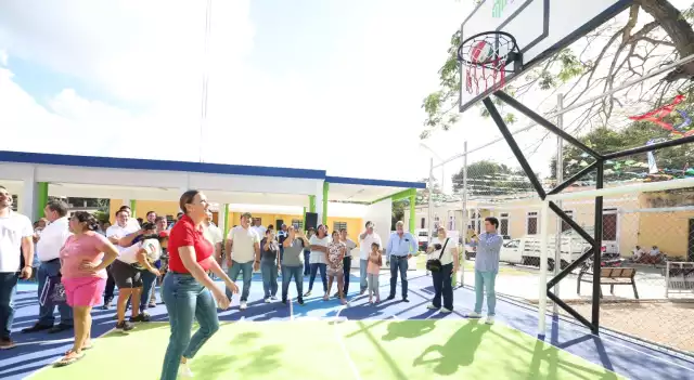 Los trabajos incluyeron la construcción de un área deportiva con estructuras metálicas para porterías y tableros, pintura de canchas y cerca.