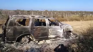 Dos cuerpos estaban en la cabina, otro cuerpo a un costado de la puerta del lado del piloto, uno más al costado de la puerta del copiloto y 15 en la caja del vehículo.