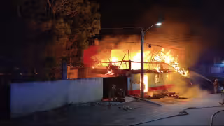 Incendio consume bar "La Isla de Tris" en Chetumal; pudo haber sido provocado