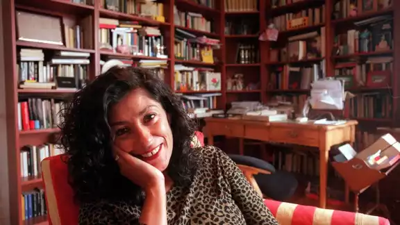 Grandes, nacida en Madrid el 7 de mayo de 1960, se dio a conocer con el libro erótico "Las edades de Lulú" (1990), a los 28 años. Grandes, nacida en Madrid el 7 de mayo de 1960, se dio a conocer con el libro erótico "Las edades de Lulú" (1990), a los 28 años.