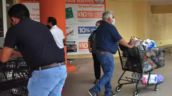 Además informó que las aglomeraciones causadas por las compras pueden derivar en un aumento de casos de COVID-19 Foto: Victor Gijón Además informó que las aglomeraciones causadas por las compras pueden derivar en un aumento de casos de COVID-19 Foto: Victor Gijón