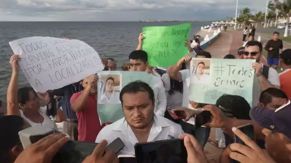 Familiares se manifestaron en el Malecón de Campeche para exigir a la FGE que los ayude a localizar al joven Familiares se manifestaron en el Malecón de Campeche para exigir a la FGE que los ayude a localizar al joven