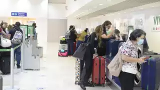 Después de comprar una caja nueva para su gato, la nieta de Lucila Mariscal. VivaAerobus continúo poniéndole restricciones