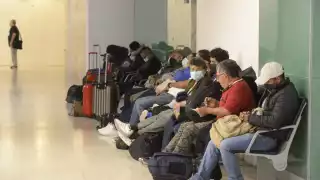 Pasajeros tienen que caminar hacia la Avenida Aviación para tomar otro transporte